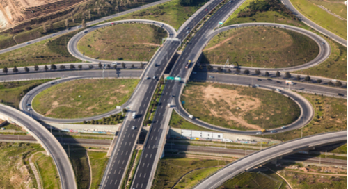 クローバーの葉の形を成す高速道路の上空写真