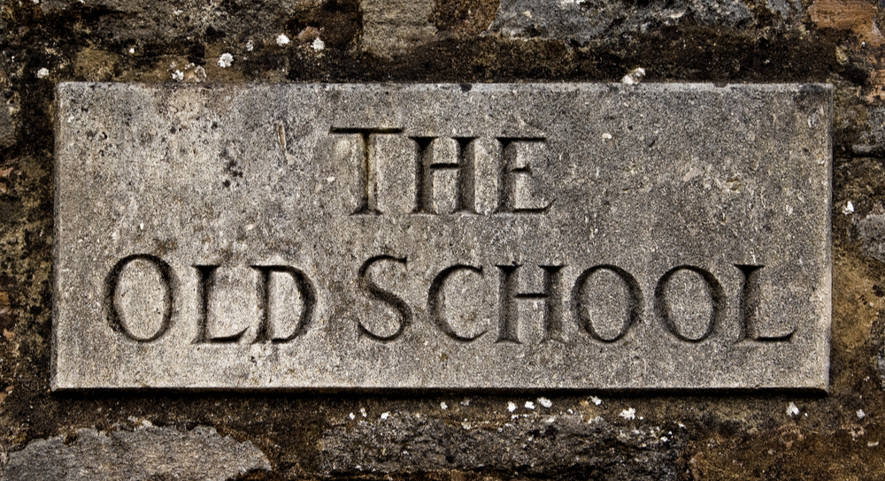 「The Old School」と書かれた表札の写真