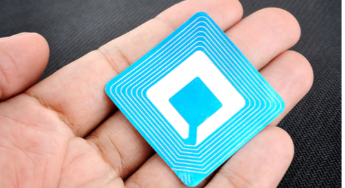 Die Tags der passiven RFID-Technologie können fast so dünn sein wie ein Stück Papier