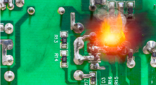 Cortocircuito eléctrico en la tarjeta de circuito impreso incendiado y quemándose