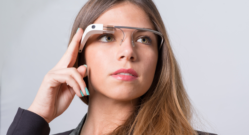 Eine Frau trägt die Google Glass-Datenbrille