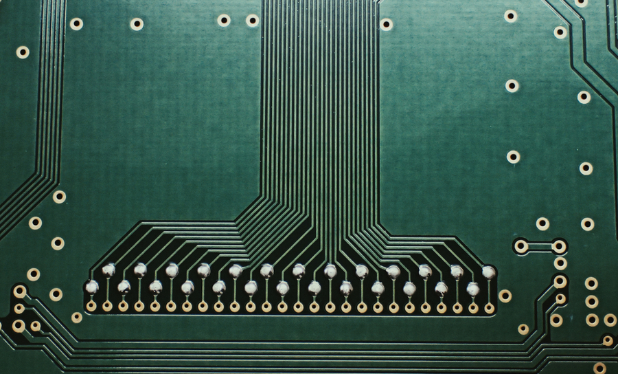Differential routing pairs on a green PCB