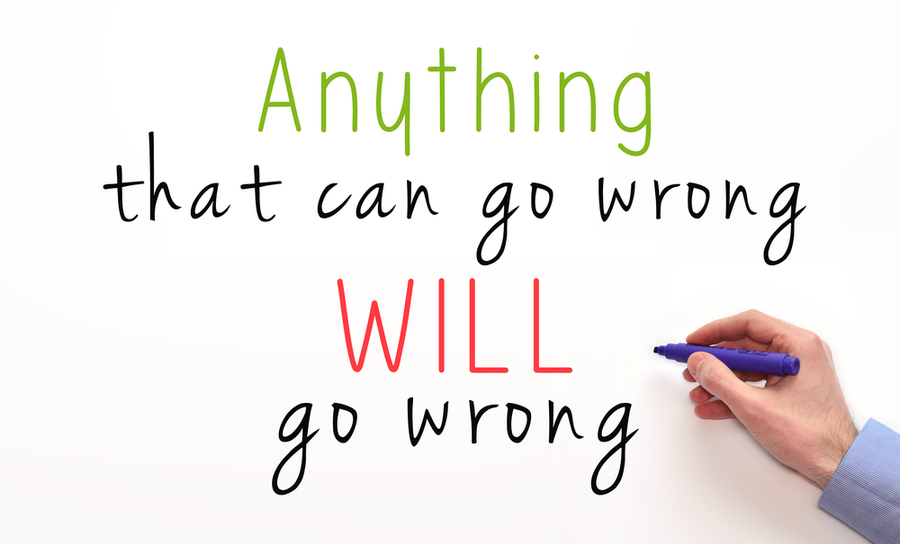 Anything that can go wrong will go wrong（問題が起きる可能性があるものは、問題が起きるものである）」と書かれたホワイトボード