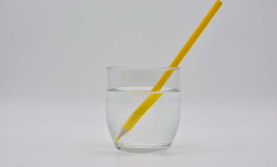 La alta constante dieléctrica del agua hace que este lápiz parezca estar doblado