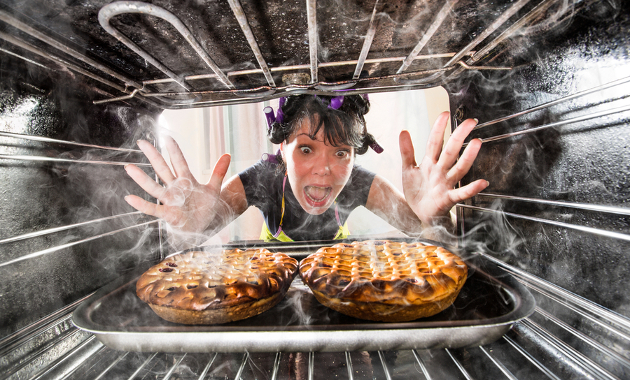 gâteaux qui bûlent dans un four