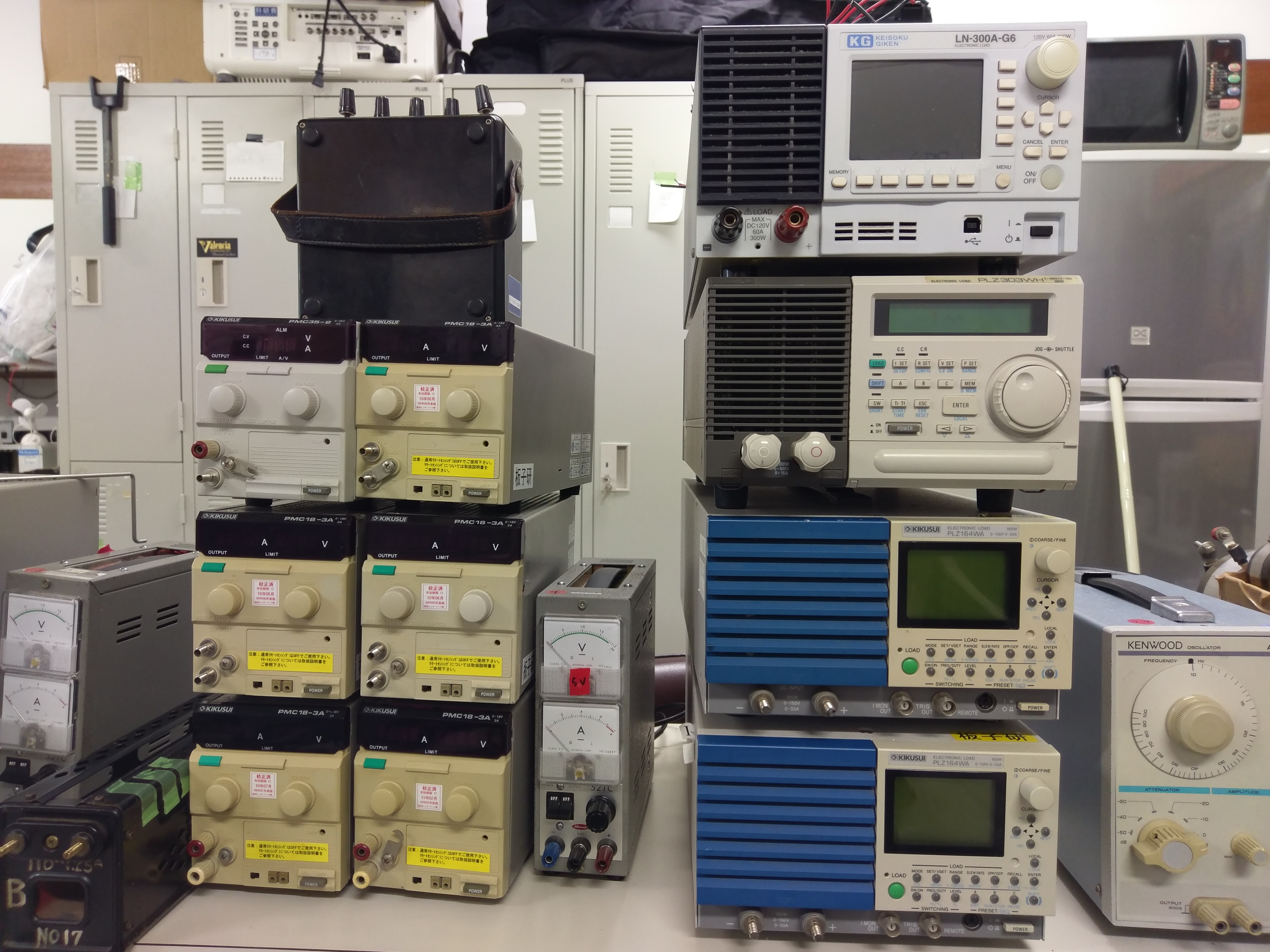 Si diseñas equipos como estas fuentes de alimentación y osciloscopios, necesitas efectuar una simulación de filtro EMI y compartir tus datos con tu equipo.
