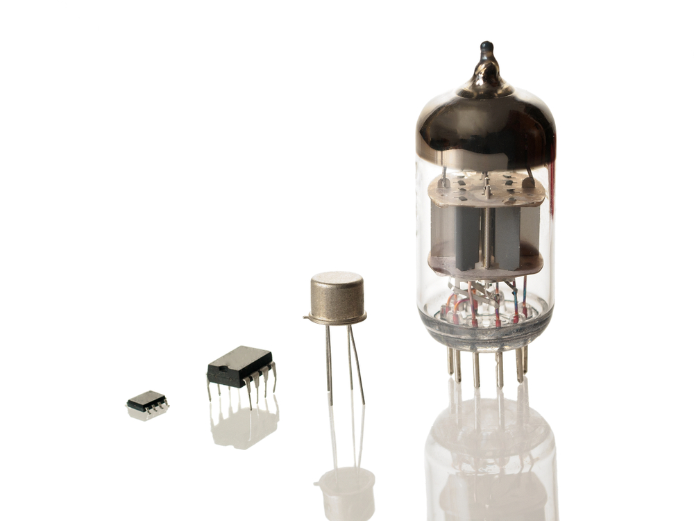 Mikrochips, Leistungstransistor und Radioröhre auf weißem Hintergrund