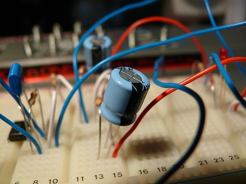 Werden Bypass-PCB-Kondensatoren besser vor oder nach der Schaltung angeordnet? 