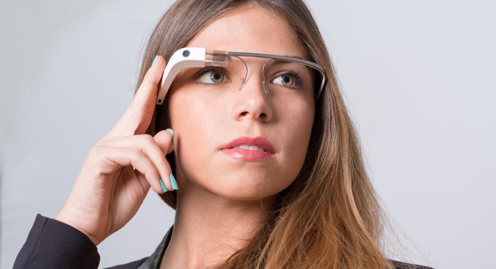 Google Glassを装着している女性