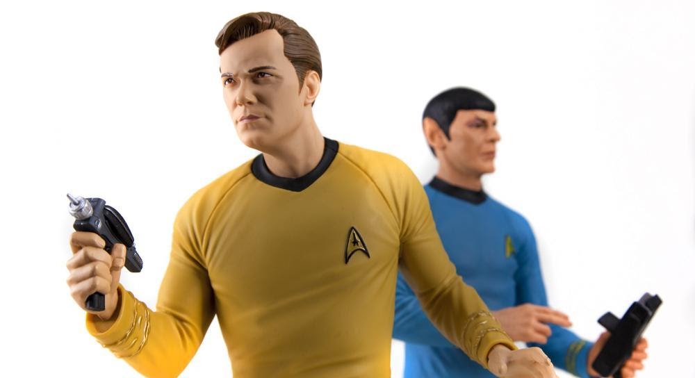 Capitaine Kirk et Spock tenant des phasers