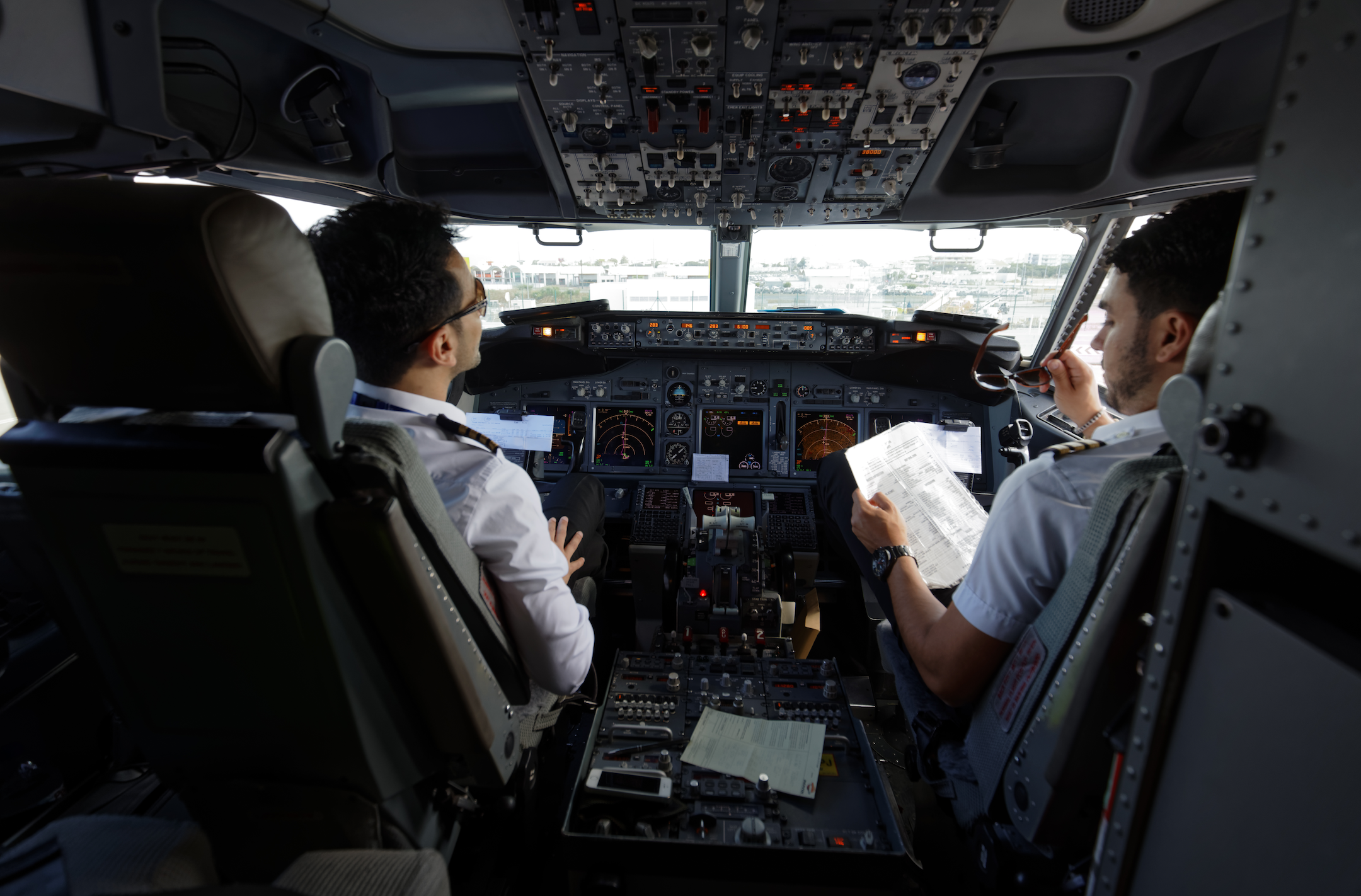 Des pilotes de ligne parcourant une check-list avant vol